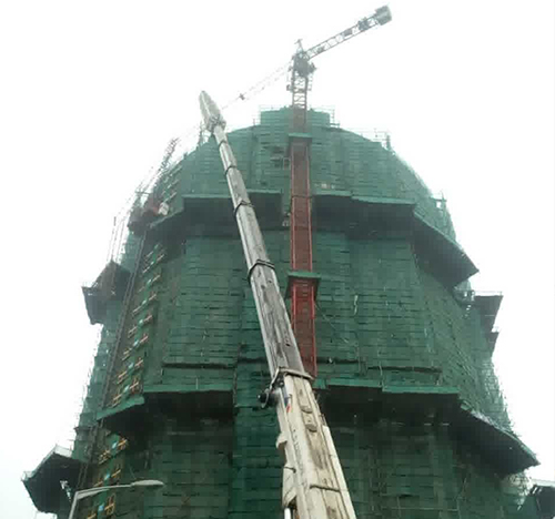 瓦房店吊车在工地上作业